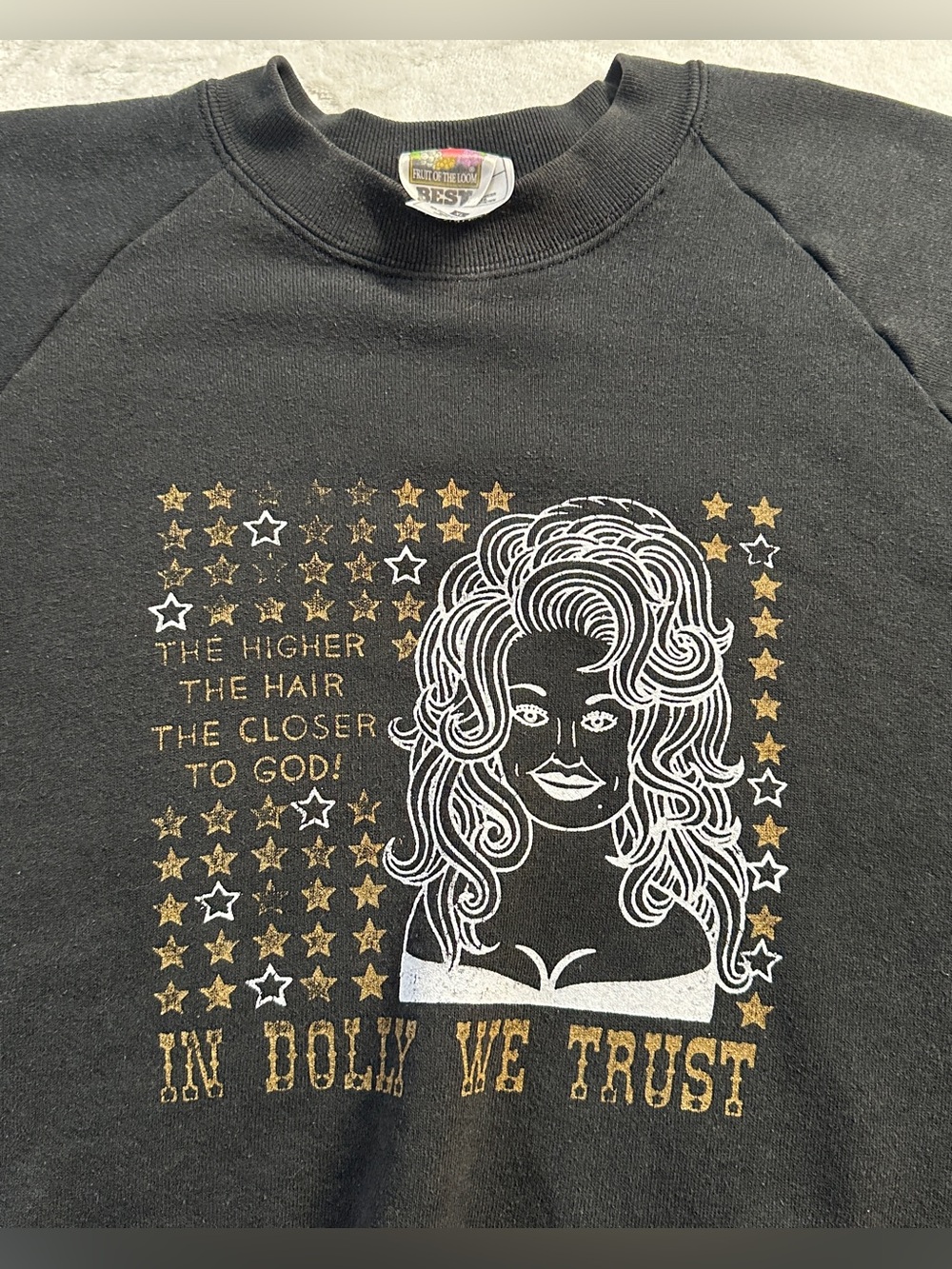 VINTAGE 90s women's black "in dolly we trust" graphic dolly parton crewneck, XL.